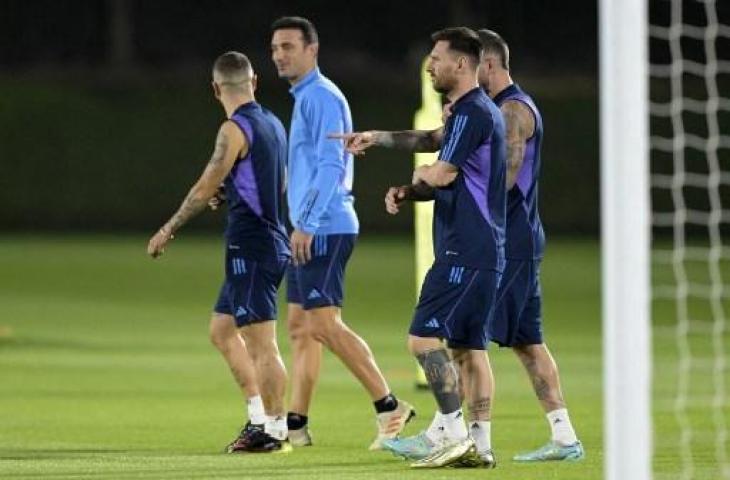 Lionel Scaloni dan pemain Argentina saat latihan di Piala Dunia 2022. (AFP)