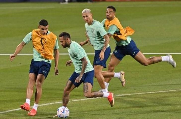 Neymar saat mengikuti sesi latihan Timnas Brasil jelang hadapi Korea Selatan. (AFP)