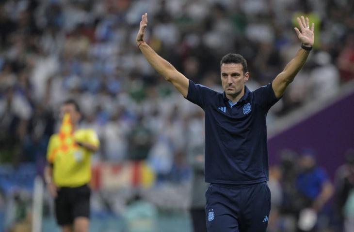 Pelatih Argentina, Lionel Scaloni, merayakan dari pinggir lapangan selama pertandingan Grup C Piala Dunia 2022 melawan Meksiko di Stadion Lusail di Lusail, utara Doha pada 26 November 2022. (AFP/Juan Mabromata)
