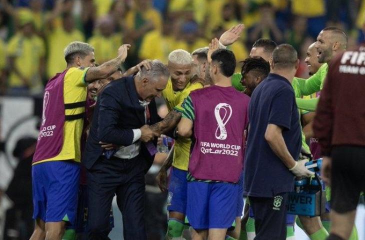 Momen Tite ikut joget mirip burung setelah Richarlison cetak gol ke gawang Korea Selatan di Piala Dunia 2022. (Twitter)