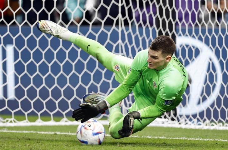 Potret kiper Kroasia, Dominik Livakovic saat menggagalkan tendangan penalti pemain Jepang di babak 16 besar di Piala Dunia 2022, Senin (5/12/2022). (Twitter/@Box2BoxBola)