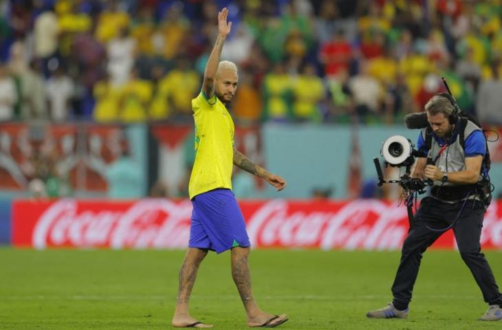 Penyerang Brasil, Neymar, jalan-jalan pakai sandal jepit usai mengalahkan Korea Selatan di babak 16 besar Piala Dunia 2022 di Stadion 974 di Doha pada 5 Desember 2022. (AFP/Odd Andersen)