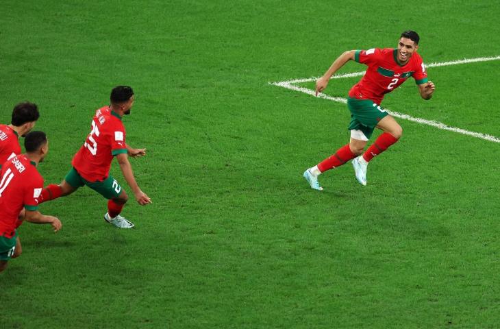 Pemain Maroko Achraf Hakimi merayakan kemenangan setelah mengalahkan Spanyol di babak adu penalti, Piala Dunia 2022. (Twitter/@btsportfootball)