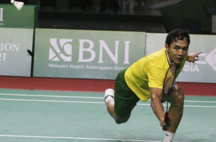 Foto arsip - Pebulu tangkis tunggal putra Indonesia Jonatan Christie memukul kok ke arah lawannya. (ANTARA FOTO/Rivan Awal Lingga/foc).