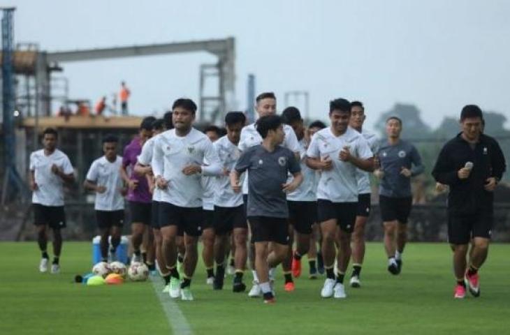 Pemain Timnas Indonesia menjalani latihan perdana dalam pemusatan latihan (TC) jelang Piala AFF 2022 di Bali, Senin (28/11/2022). [PSSI]