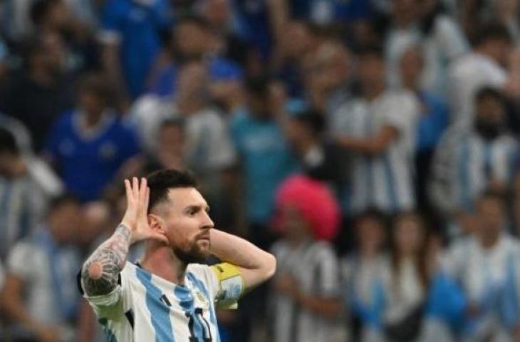 Pemain depan Argentina Lionel Messi selebrasi setelah mencetak gol saat pertandingan sepak bola perempat final Piala Dunia 2022 antara Belanda dan Argentina di Stadion Lusail, utara Doha, Qatar, Jumat (9/12/2022). [Alberto PIZZOLI / AFP]