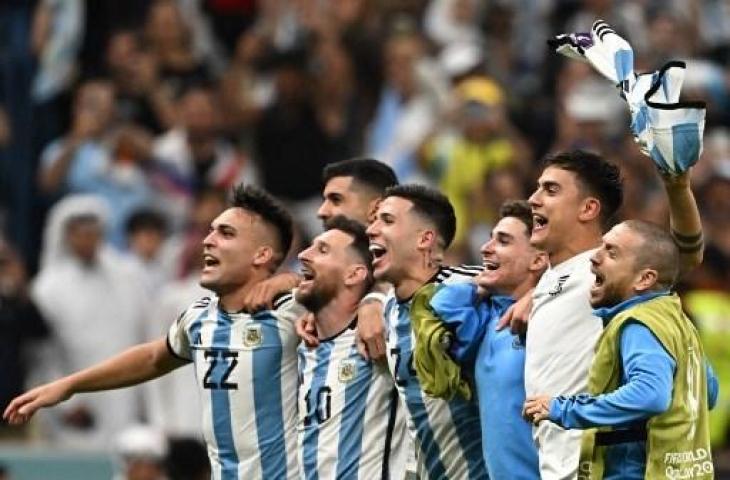 Selebrasi pemain Argentina usai lolos ke semifinal Piala Dunia 2022. (AFP)