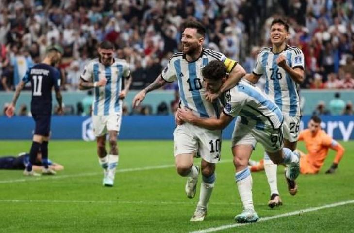 Lionel Messi dan Julian Alvarez melakukan selebrasi usai cetak gol saat Argentina hajar Kroasia 3-0 di semifinal Piala Dunia 2022. (AFP)