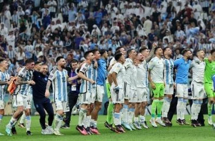 Selebrasi pemain Argentina usai lolos ke final Piala Dunia 2022. (AFP)