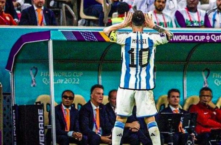 Momen Lionel Messi melakukan selebrasi seolah mengejek Louis van Gaal usai bobol gawang Belanda. (Twitter)