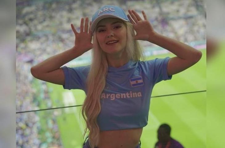 Bintang film porno, Eva Elfie saat mendukung Argentina di semifinal menghadapi Kroasia. (Instagram/@theevaelfie)