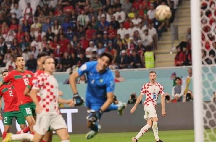 Aksi pemain Kroasia, Mislav Orsic cetak gol saat ke gawang Maroko dalam laga perebutan tempat ketiga Piala Dunia 2022. (AFP)