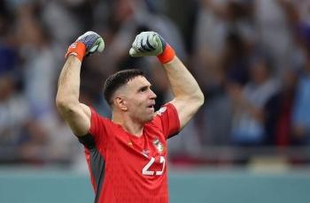 Kiper Argentina Emiliano Martinez Memang Beda, Bawa Oleh-oleh Bantal usai Tinggalkan Indonesia