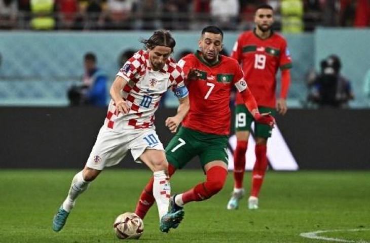 Duel Luka Modric dan Hakim Ziyech saat Kroasia kalahkan Maroko 2-1 di perebutan peringkat tiga Piala Dunia 2022. (AFP)