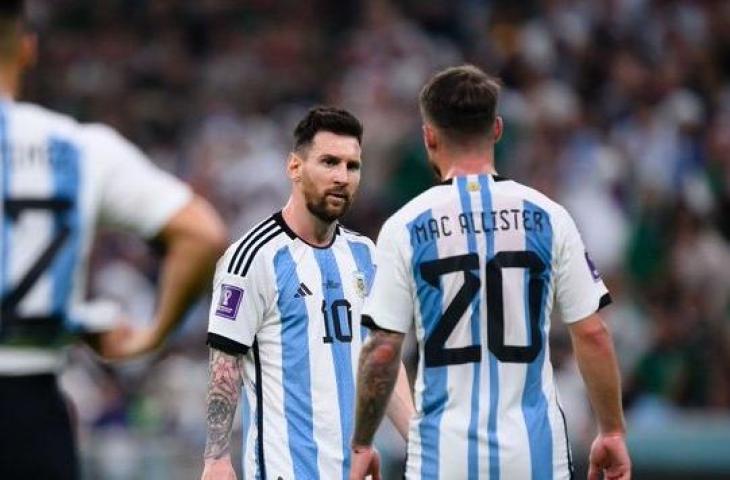 Potret Alexis Mac Allister dan Lionel Messi saat bela Argentina di Piala Dunia 2022. (Twitter)