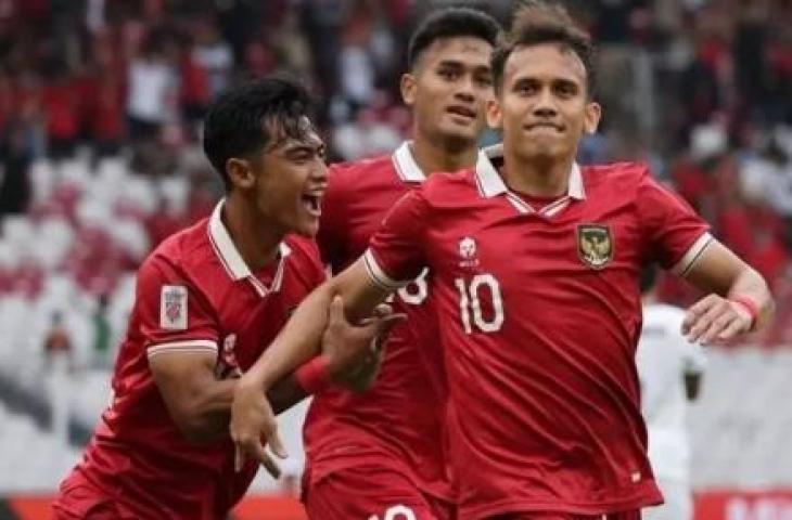 Penyerang Timnas Indonesia, Egy Maulana Vikri (kiri) melakukan selebrasi usai mencetak gol ke gawang Kamboja di Stadion Utama Gelora Bung Karno, Jakarta, Jumat (23/12/2022) sore. [dok. PSSI]