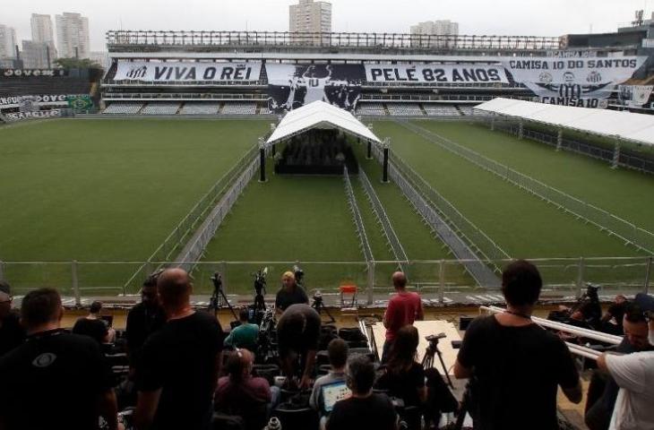 Suasana di dalam Stadion Vila Belmiro sebelum acara penghormatan terakhir kepada legenda sepak bola Brazil, Pele, di kota Santos, negara bagian Sao Paulo, Senin (2/1/2023). (AFP/MIGUEL SCHINCARIOL)