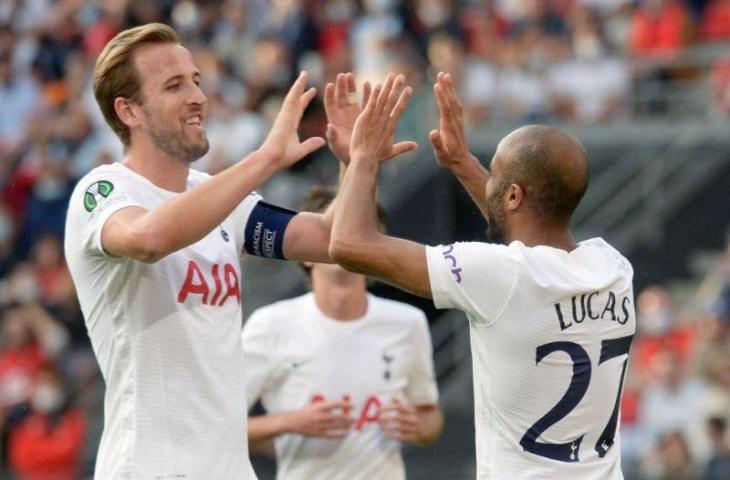 Striker Tottenham Harry Kane (kiri) saat pertandingan Grup G Liga Europa antara Rennes dan Tottenham di Stadion Roazhon Park di Rennes, Prancis, 16 September 2021 Kane mencetak gol semata wayang dalam laga Spurs melawan Brighton yang dimenangkan Spurs 1-0 pada 8 Oktober 2022. ANTARA/AFP/JEAN-FRANCOIS MONIER.