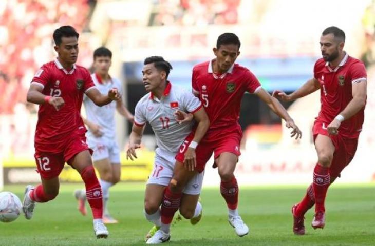 Potret aksi pemain Timnas Indonesia saat ditahan imbang Vietnam 0-0 di leg pertama semifinal Piala AFF 2022. (ANTARA FOTO/Aditya Pradana Putra/hp)