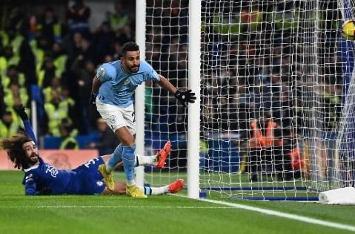 Aksi Riyad Mahrez cetak gol kemenangan Manchester City atas Chelsea dengan skor 1-0. (AFP)