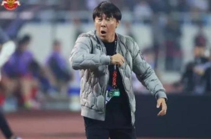 Gestur pelatih Timnas Indonesia, Shin Tae-yong pada laga semifinal Piala AFF 2022 kontra Vietnam di Stadion My Dinh, Hanoi, Senin (9/1/2023) malam WIB. [dok. PSSI]