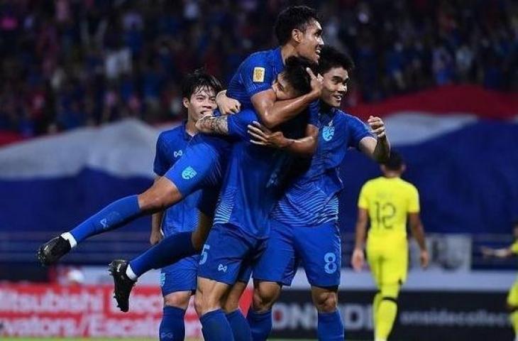 Selebrasi Timnas Thailand setelah mengalahkan Malaysia di leg II Semifinal Piala AFF 2022 di Stadion Thammasat, Selasa (10/1/2023). (Instagram/@changsuek)