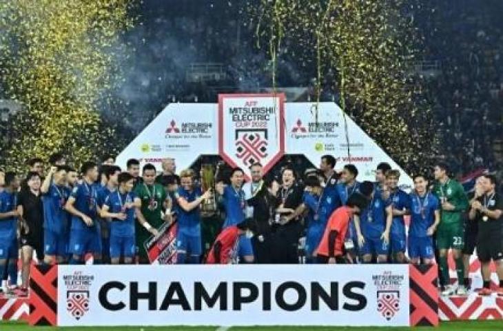 Tim sepak bola Thailand melakukan selebrasi juara Piala AFF 2022 setelah mengalahkan Vietnam dalam pertandingan leg kedua final di Stadion Thammasat di Bangkok pada 16 Januari 2023. Lillian SUWANRUMPHA/AFP.