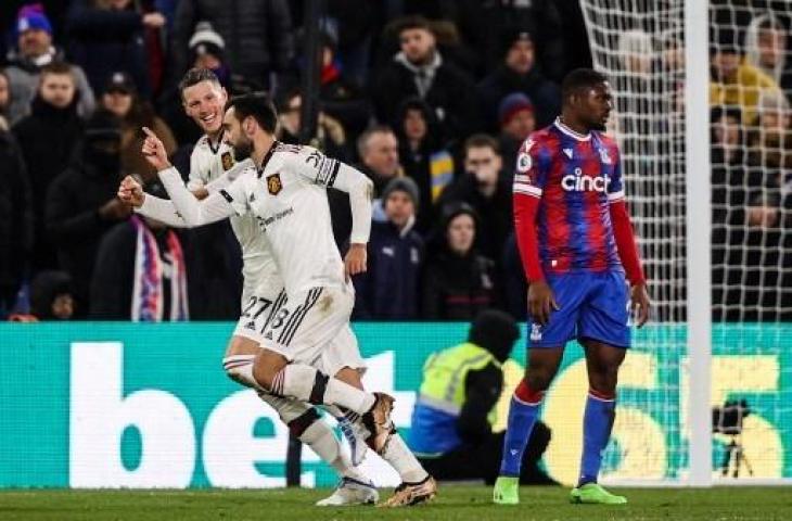 Selebrasi Bruno Fernandes usai cetak gol saat Manchester United ditahan imbang Crystal Palace 1-1. (AFP)