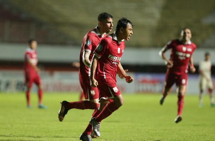 Striker Persis Solo, Samsul Arif berselebrasi usai mencetak gol ke gawang Persija Jakarta dalam lanjutan pekan ke-19 BRI Liga 1 2022/2023 di Stadion Maguwoharjo, Sleman, Kamis (19/1/2023). [Dok Persis Solo]