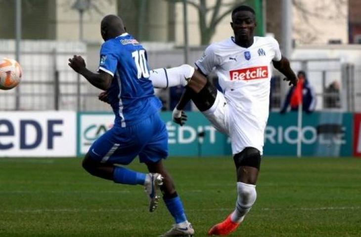 Bek Olympique Marseille pinjaman dari Manchester United, Eric Bailly (kanan) melakukan pelanggaran keras pada laga Piala Prancis melawan Hyeres di Stadion Francis-Turcan, Martigues, Prancis, 7 Januari 2023. [Nicolas TUCAT / AFP]