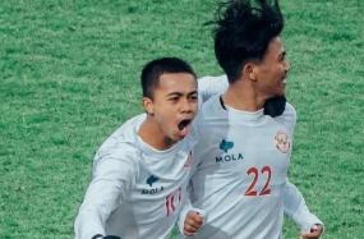  Lotra Widianto (kiri) saat membela Garuda Select vs Inter Milan U-17. (Instagram/@programgarudaselect)