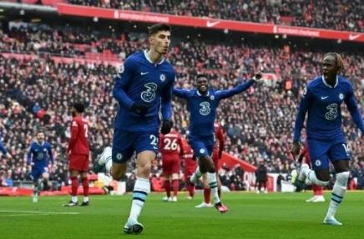 Pemain Chelsea Kai Havertz rayakan golnya ke gawang Liverpool dalam pertandingan Liga Inggris di Anfield, Sabtu (21/1/2023). Tetapi gol tersebut kemudian dianulir wasit karena berbau offside. [AFP]