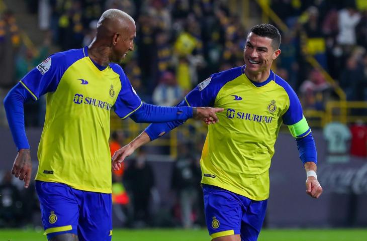 Pemain Al Nassr, Ronaldo dan Talisca melakukan selebrasi usai mencetak gol ke gawang Ettifaq di lanjutan Liga Arab Saudi, Senin (23/1/2023). (Twitter/@AlNassrFC)