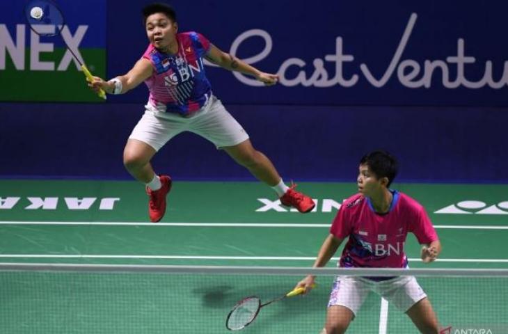 Ganda putri Indonesia Apriyani Rahayu (kiri) dan Siti Fadia Silva Ramadhanti di Indonesia Open 2022 di Istora Senayan, Jakarta, Jumat (17/6/2022). . ANTARA FOTO/Sigid Kurniawan/pras.

