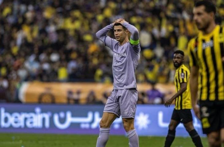 Aksi Cristiano Ronaldo saat membela Al Nassr melawan Al-Ittihad pada semifinal Piala Super Saudi di Stadion Raja Fahd di Riyadh pada 26 Januari 2023. (Twitter)