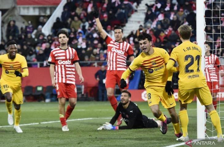 Gelandang Barcelona Pedri Gonzalez (kedua dari kanan) merayakan gol yang dicetaknya pada pertandingan Liga Spanyol melawan Girona yang dimainkan di Stadion Montilivi, Girona, Sabtu (28/1/2023). (ANTARA/AFP/PAU BARRENA)