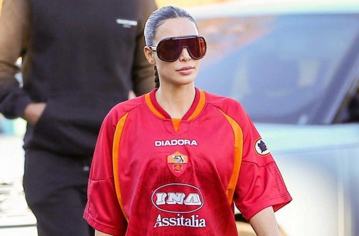 Kim Kardashian dengan balutan jersey AS Roma. 