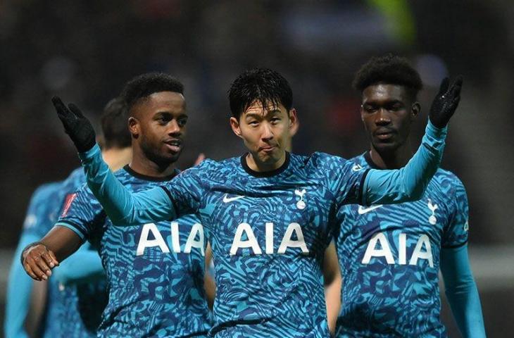 Son Heung-Min (tengah) menjadi player of the match setelah mencetak dua gol saat Tottenham Hotspur menang 3-0 atas Preston dalam pertandingan babak keempat Piala FA di Deepdale Stadium, Sabtu (29/1/2023) (@SpursOfficial)