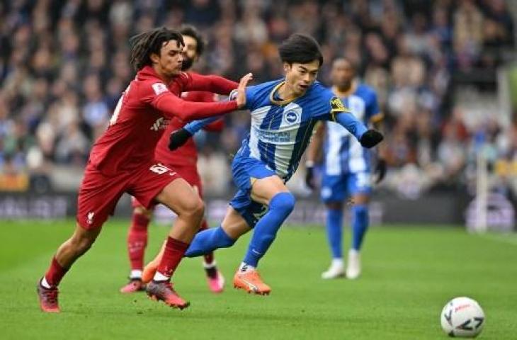 Aksi Kaoru Mitoma saat Brighton and Hove Albion kalahkan Liverpool 2-1 di Piala FA. (AFP)