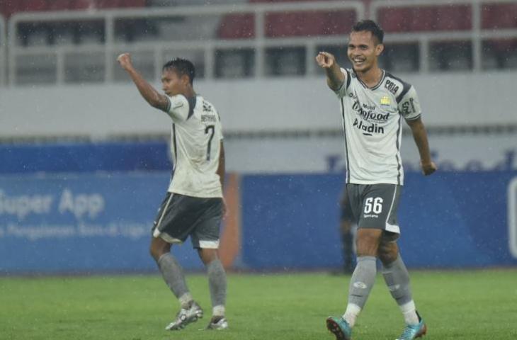 Penggawa Persib Bandung Muhammad Rezaldi Hehanussa saat debut lawan PSIS Semarang. (dok.Persib)