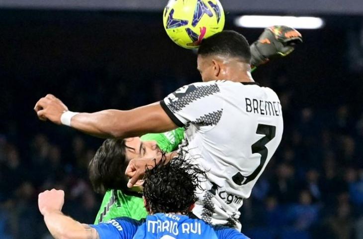 Bek Juventus Brasil Bremer (kanan) bersaing dengan kiper Napoli asal Italia Alex Meret (kiri) selama pertandingan sepak bola Serie A Italia antara Napoli dan Juventus di stadion Diego-Maradona di Naples pada 13 Januari 2023. (AFP/Alberto Pizzoli)