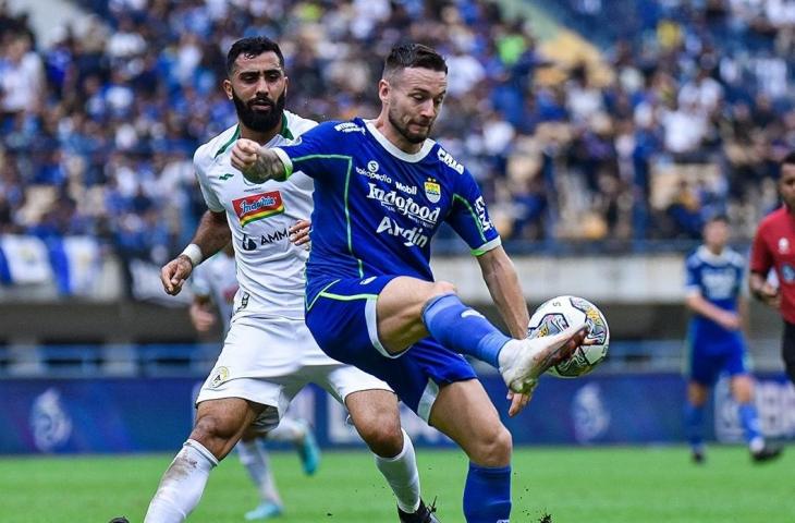 Pemain Persib Bandung, Marc Klok berebut bola dengan pemain PSS Sleman, dalam lanjutan BRI Liga 1 2022/2023, di Stadion GBLA, Minggu (5/2/2023). (Twitter/@persib)