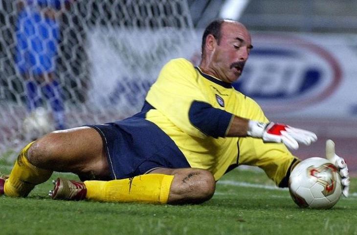 Bruce Grobbelaar saat membela Liverpool di 2003. (AFP/PORNCHAI KITTIWONGSAKUL)