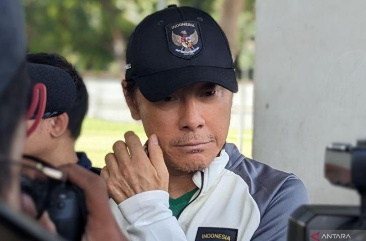 Pelatih tim nasional Indonesia Shin Tae-yong memberikan pernyataan kepada pewarta di Lapangan C Gelora Bung Karno, Jakarta, Rabu (8/2/2023). (ANTARA/Michael Siahaan)