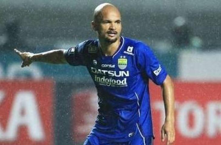 Sergio van Dijk saat masih berseragam Persib Bandung melakoni laga di tahun 2016. (Twitter/@serginhovandijk)