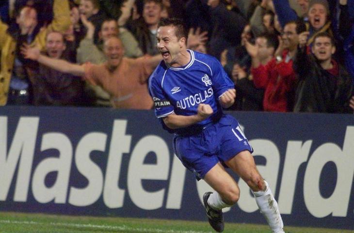 Gelandang Chelsea, Dennis Wise, merayakan setelah mencetak gol pertama melawan Marseille pada 08 Maret 2000, selama pertandingan Liga Champions di Stamford Bridge di London. (AFP/Gerry Penny)