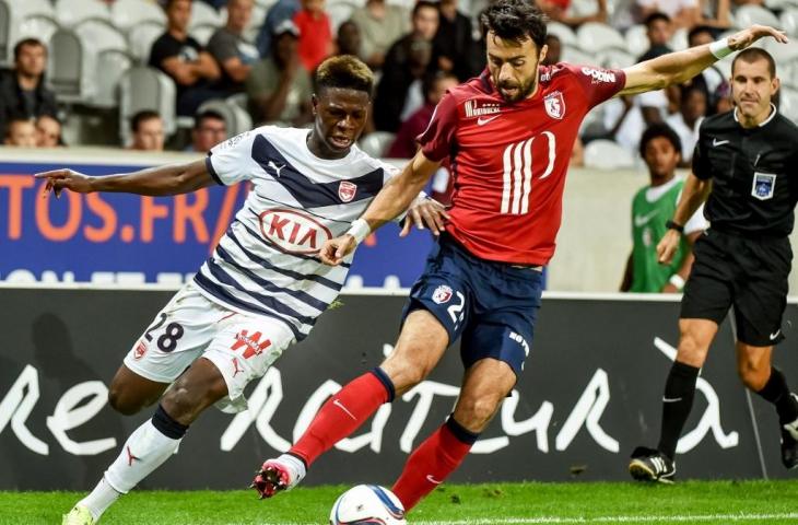 Penyerang Bordeaux, Soni Kevin (kiri), bersaing dengan bek Lille Marko Basa dalam pertandingan Ligue 1 pada 23 Agustus 2015 di Stadion Pierre Mauroy di Villeneuve d'Ascq, Prancis utara. (AFP/Philippe Huguen)