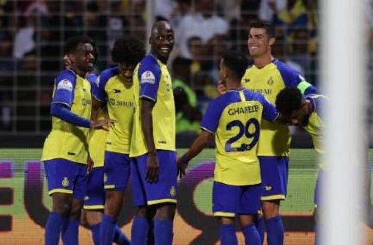 Penyerang Al Nassr asal Portugal, Cristiano Ronaldo melakukan selebrasi usai mencetak gol selama pertandingan Liga Arab Saudi antara Al-Wehda vs Al-Nassr di Stadion King Abdulaziz di Mekkah pada Jumat (10/2/2023) dini hari WIB.AFP.