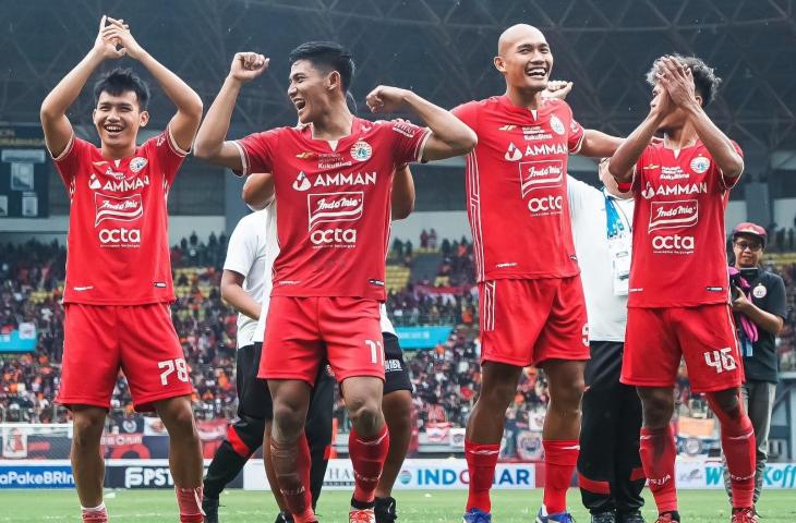 Para pemain Persija Jakarta merayakan kemenangan setelah menggulung Arema FC di lanjutan BRI Liga 1 2022/2023, Minggu (12/2/2023). (Twitter/@Persija_Jkt)