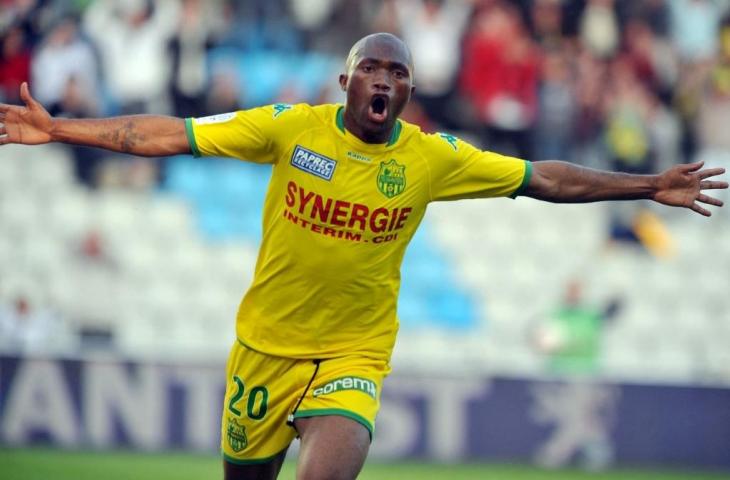 Penyerang Nantes Christian Bekamenga merayakan setelah mencetak gol selama pertandingan Ligue 1 antara Nantes vs Nice, pada 18 April 2009 di Stadion La Beaujoire di Nantes. (AFP/Frank Perry)